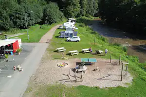 Camp Kyllburg Camping Kyllburg - Spielplatz mit kleinem Sandkasten, Geräten und Tischtennisplatte