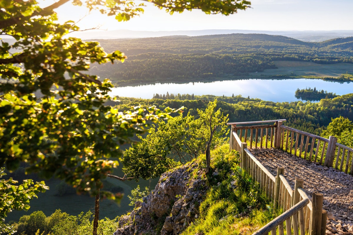Camping L'Abbaye - Aussichtspunkt mit Blick auf den See und die umliegenden Wälder