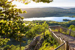 Camping L'Abbaye - Aussichtspunkt mit Blick auf den See und die umliegenden Wälder
