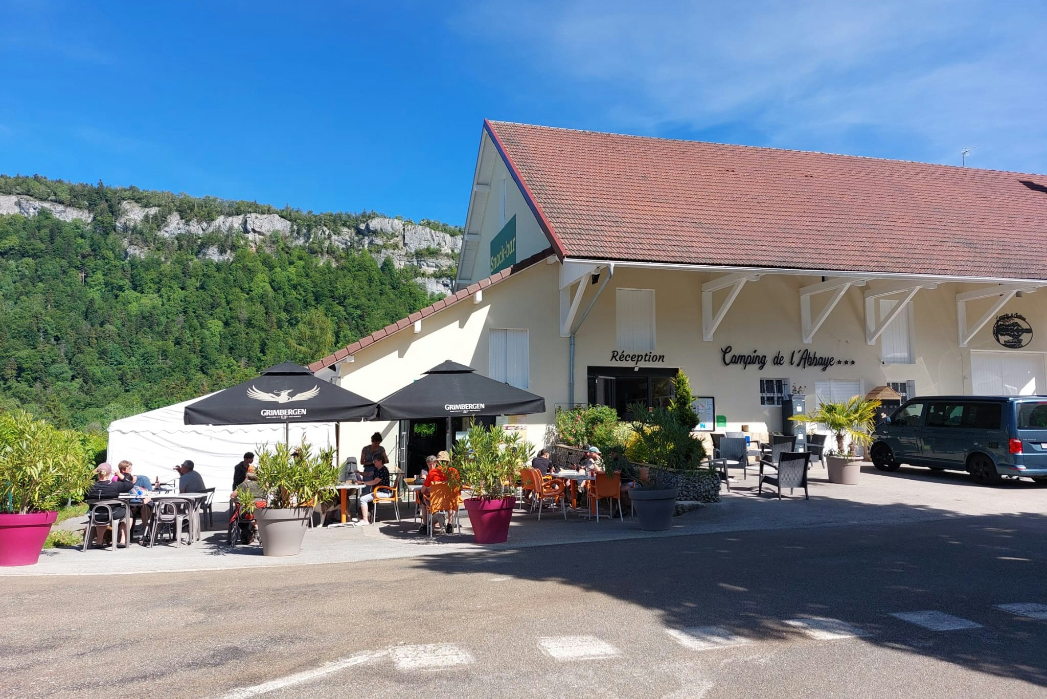 Camping L'Abbaye - Rezeption mit Terrasse auf dem Campingplatz