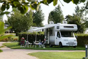 Camping L' Aiguille Creuse - Camper am Wohnmobil auf dem Wohnwagen- und Zeltstellplatz vom Campingplatz auf grüner Wiese