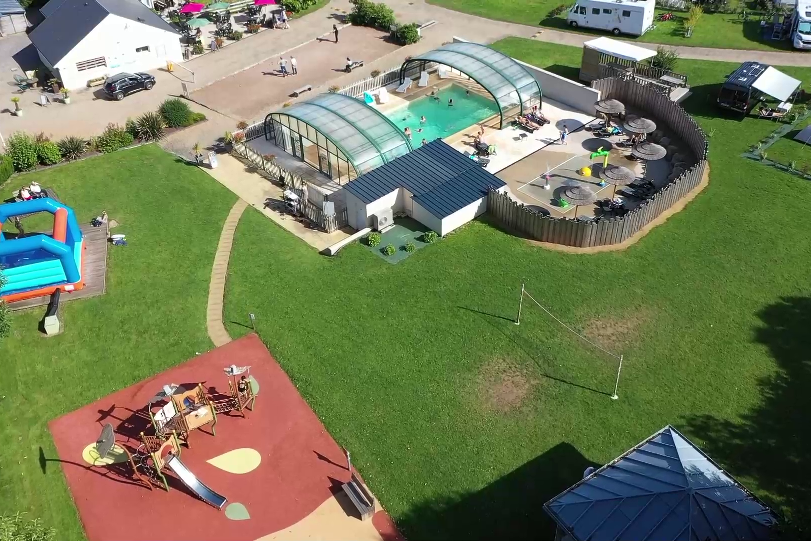 Camping L' Aiguille Creuse - Blick aus der Vogelperspektive auf den Kinderspielplatz, den Sportplatz und den teilüberdachten Pool