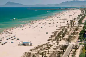 Camping L' Alqueria - Luftaufnahme des Strandes in der Nähe des Campingplatzes