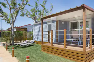 Camping L'Amfora - Mobilheim vom Campingplatz mit Veranda und mit Liegestühlen in der Sonne