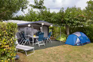 Camping L'Amfora - Wohnmobilstellplatz und Zeltplatz vom Campingplatz auf grüner Wiese