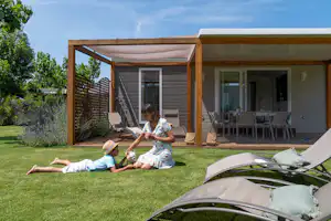 Camping L'Amfora - Mobilheim mit Terrasse auf dem Campingplatz