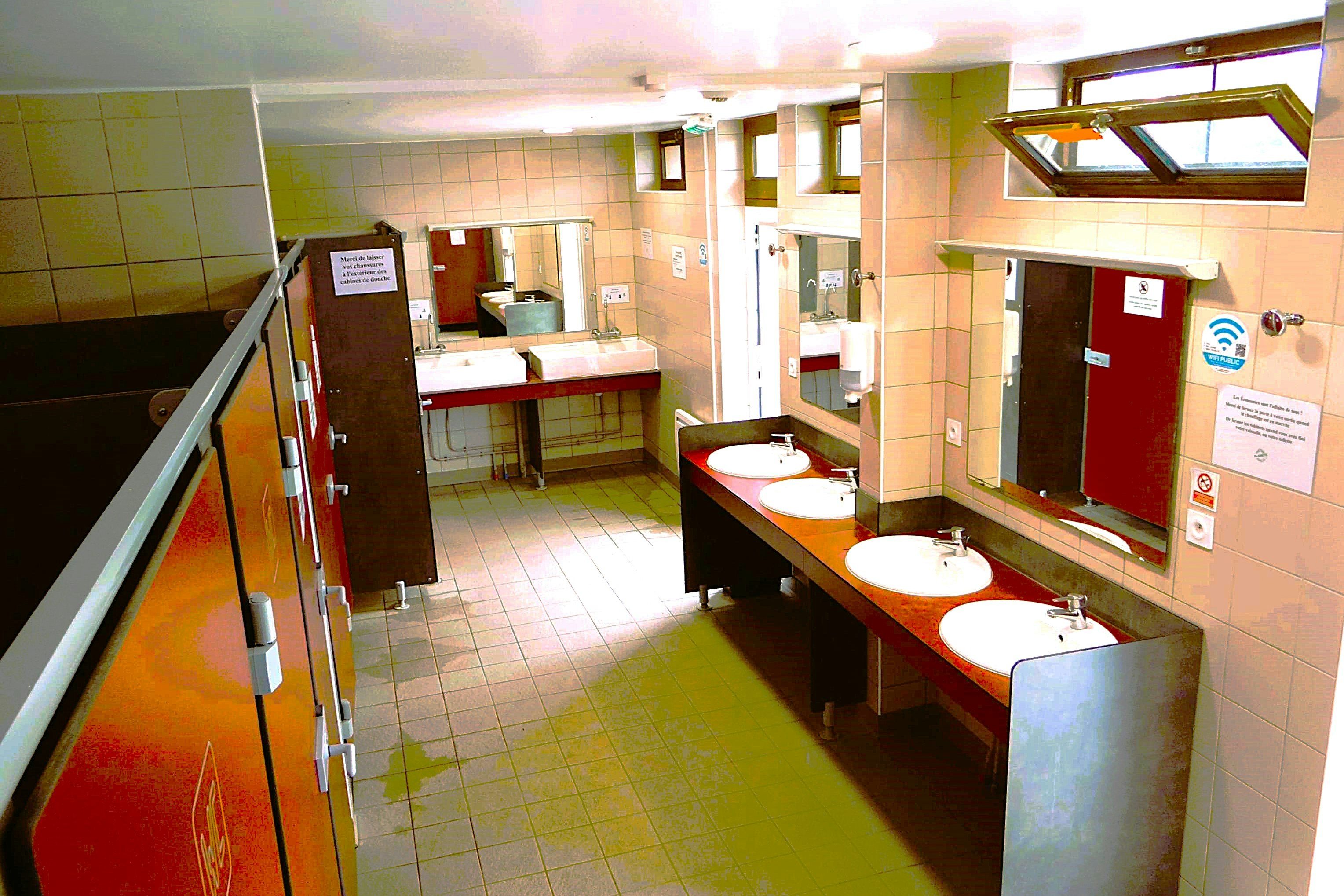 Camping de l'Amitié  Camping L' Amitié  - Innenansicht des Sanitärgebäudes