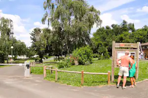 Camping de l'Amitié Camping L' Amitié - Eingang und Schranke des Campingplatzes