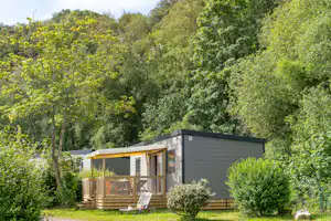 Camping L' Anse du Brick - Mobilheim mit Terrasse auf dem Campingplatz