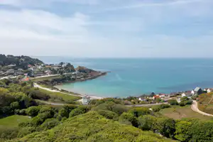 Camping L' Anse du Brick - Blick aufs Wasser aus der Vogelperspektive