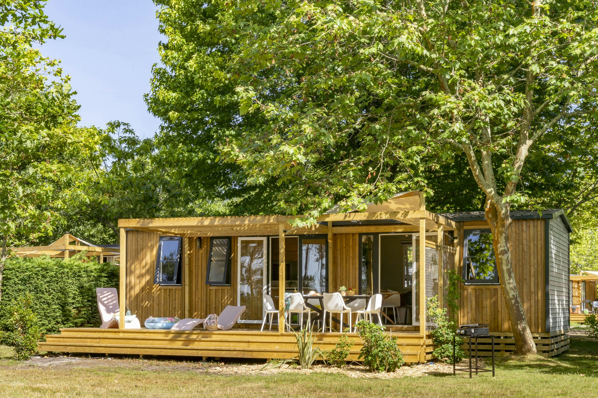 Camping Sandaya L'Anse du Brick  Camping L' Anse du Brick - Mobilheim mit Terrasse auf dem Campingplatz