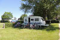 Camping L' Arada Parc - Camper sitzen vor dem Wohnmobil im Schatten auf dem Campingplatz 