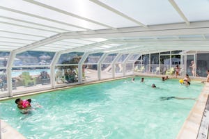 Camping L’Arbre d’Or Camping L' Arbre d'Or - Überdachter Pool auf dem Campingplatz