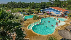 Camping L’Arbre d’Or Camping L' Arbre d'Or - Freibad auf dem Campingplatz