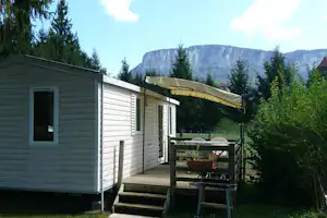 Camping L' Arc en Ciel - Mobilheim mit Bergpanorama auf dem Campingplatz