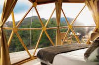 Camping D'Arrouach - Schlafzimmer in einem hoch gelegenen Mobilheim mit Blick ins Grüne