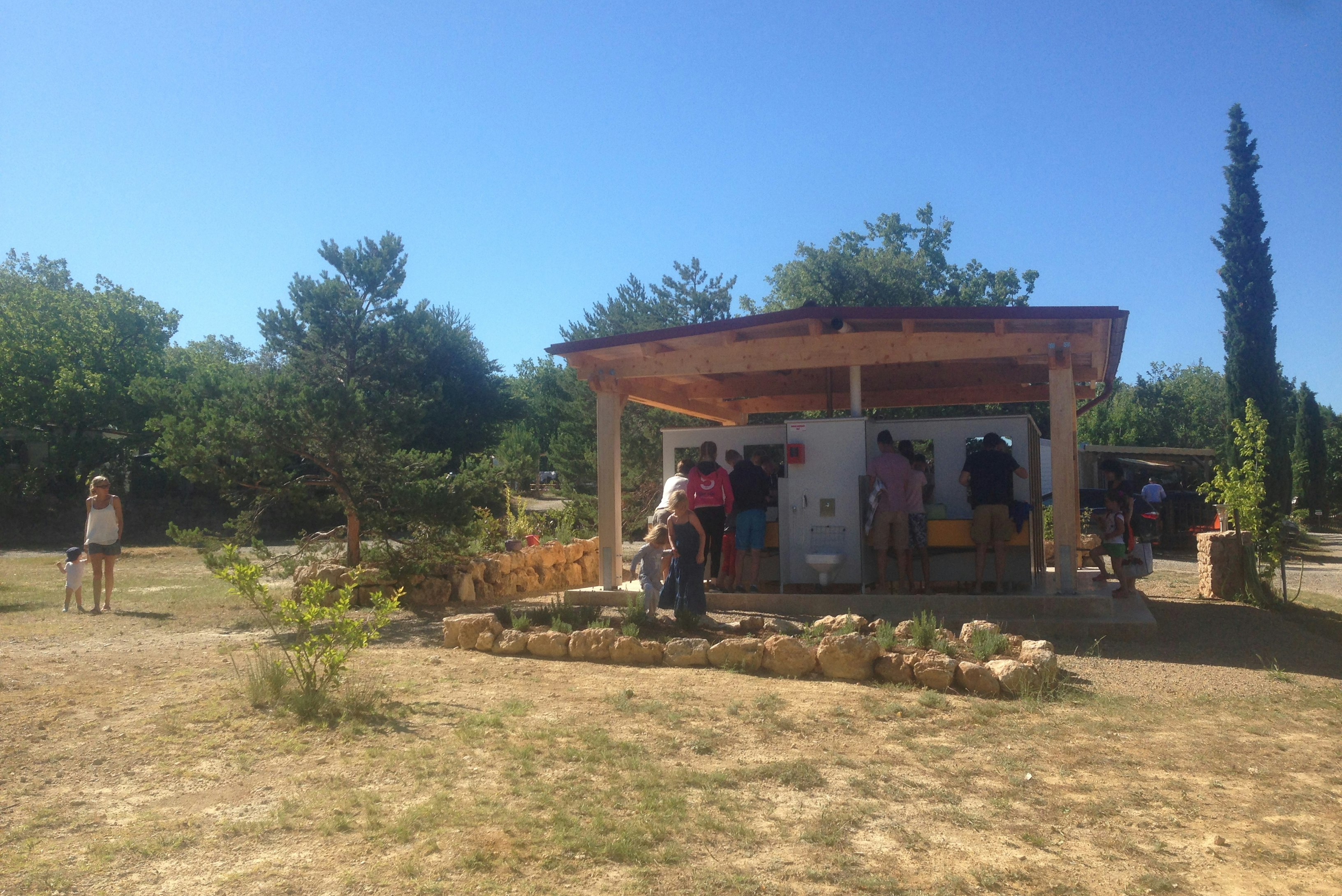 Camping l' Avelanède - Camper spülen Geschirr auf dem Campingplatz