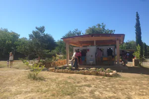 Camping l' Avelanède - Camper spülen Geschirr auf dem Campingplatz