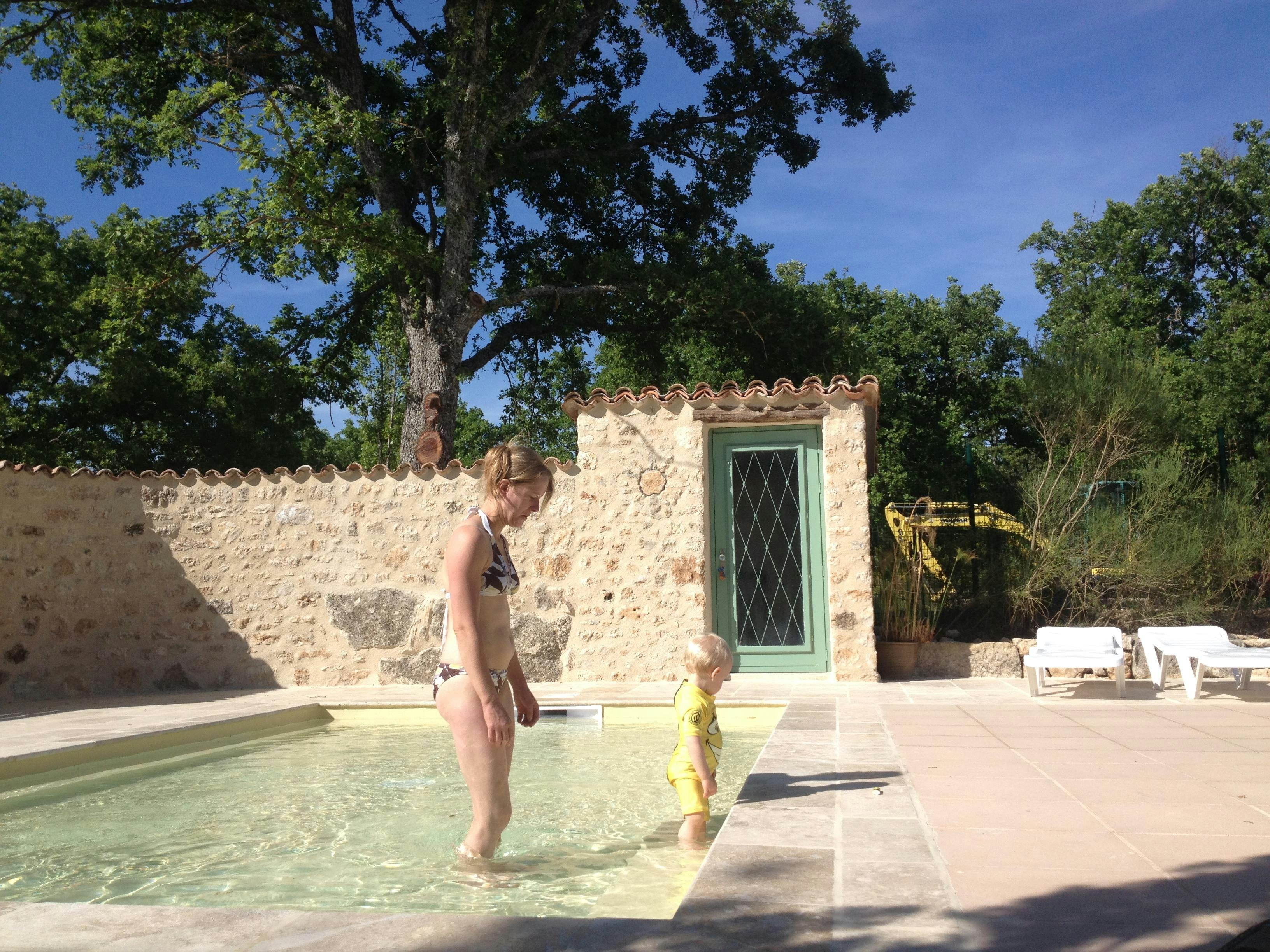 Camping l' Avelanède - Camperin mit Kind im Pool des Campingplatzes