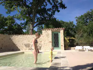 Camping l' Avelanède - Camperin mit Kind im Pool des Campingplatzes