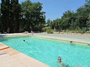 Camping l' Avelanède - Pool im Freien auf dem Campingplatz