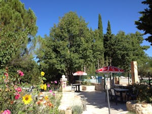 Camping l' Avelanède - Pool mit Terrasse auf dem Campingplatz