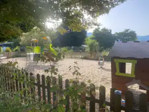 Flower Camping L'Echo du Malpas Camping L' Écho du Malpas - Kinderspielplatz auf dem Campingplatz