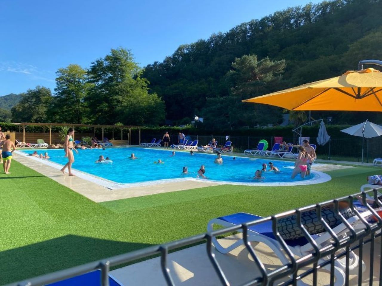 Flower Camping L'Echo du Malpas  Camping L' Écho du Malpas - Pool im Freien auf dem Campingplatz