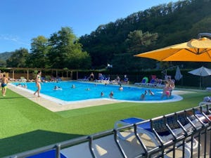 Flower Camping L'Echo du Malpas Camping L' Écho du Malpas - Pool im Freien auf dem Campingplatz