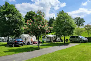 Camping L' Eau Rouge - Wohnmobil- und Wohnwagenstandplätze auf der Wiese