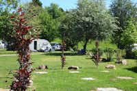 Camping L' Eau Rouge - Wohnwagen- und Zeltstellplatz vom Campingplatz im Grünen zwischen Bäumen