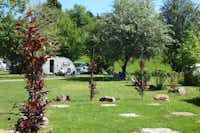 Camping L' Eau Rouge - Wohnwagen- und Zeltstellplatz vom Campingplatz im Grünen zwischen Bäumen