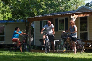 Camping L' Eau Vive - Camper mit Fahrrädern an den Mobilheimen vom Campingplatz
