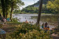Camping L' Eau Vive  -  Campingplatz mit direktem Zugang zum Fluss Dore im Grünen