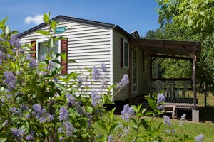 Camping L' Eau Vive - Mobilheim vom Campingplatz mit Veranda im Grünen