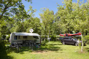 Camping L' Eau Vive - Wohnwagen- und Zeltstellplatz vom Campingplatz auf grüner Wiese