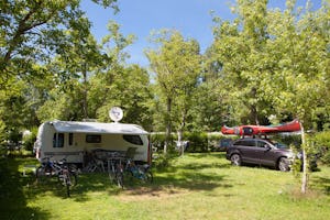 Camping L' Eau Vive - Wohnwagen- und Zeltstellplatz vom Campingplatz auf grüner Wiese