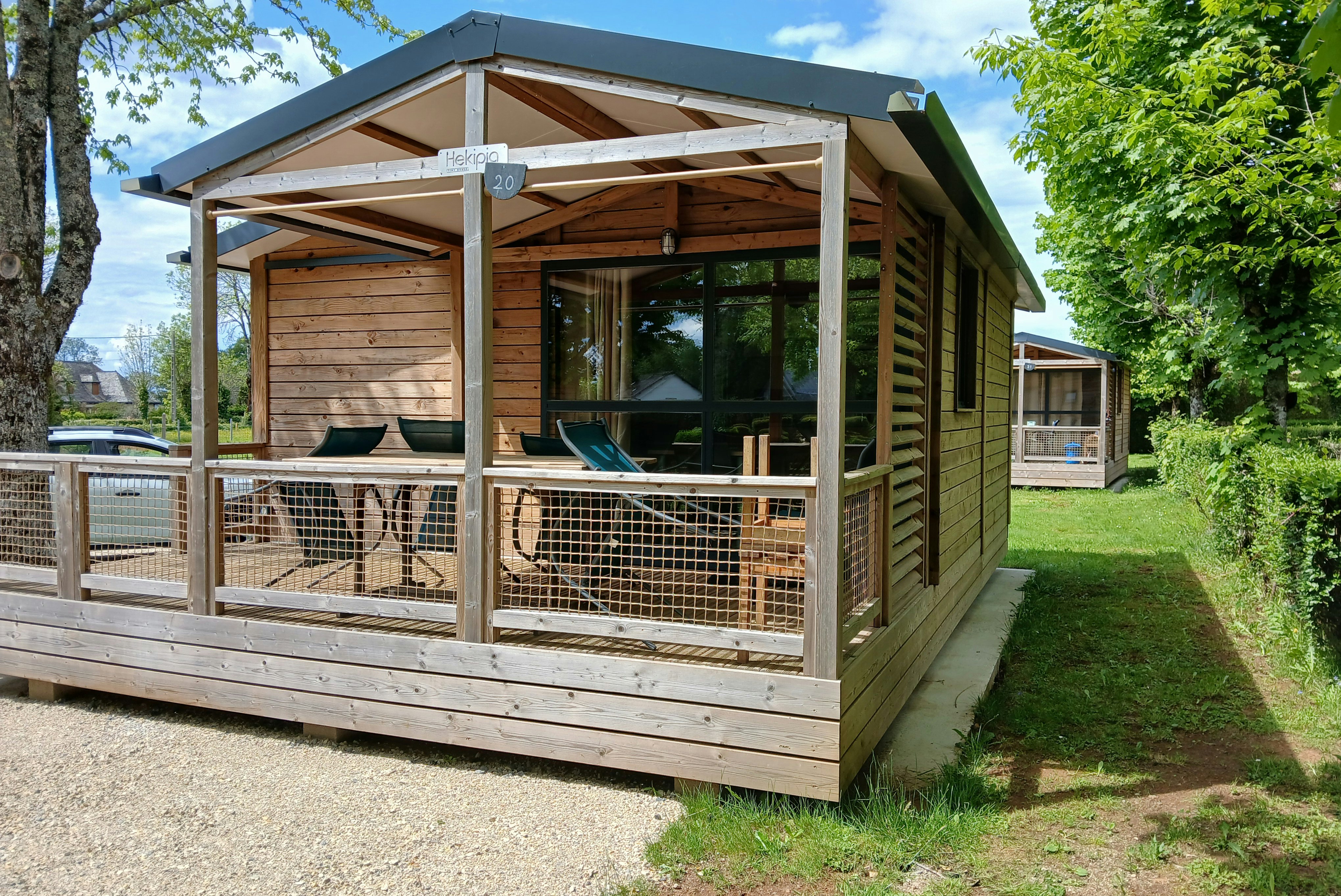 Camping L'Échappée Verte  - Mobilheim mit Terrasse auf dem Campingplatz