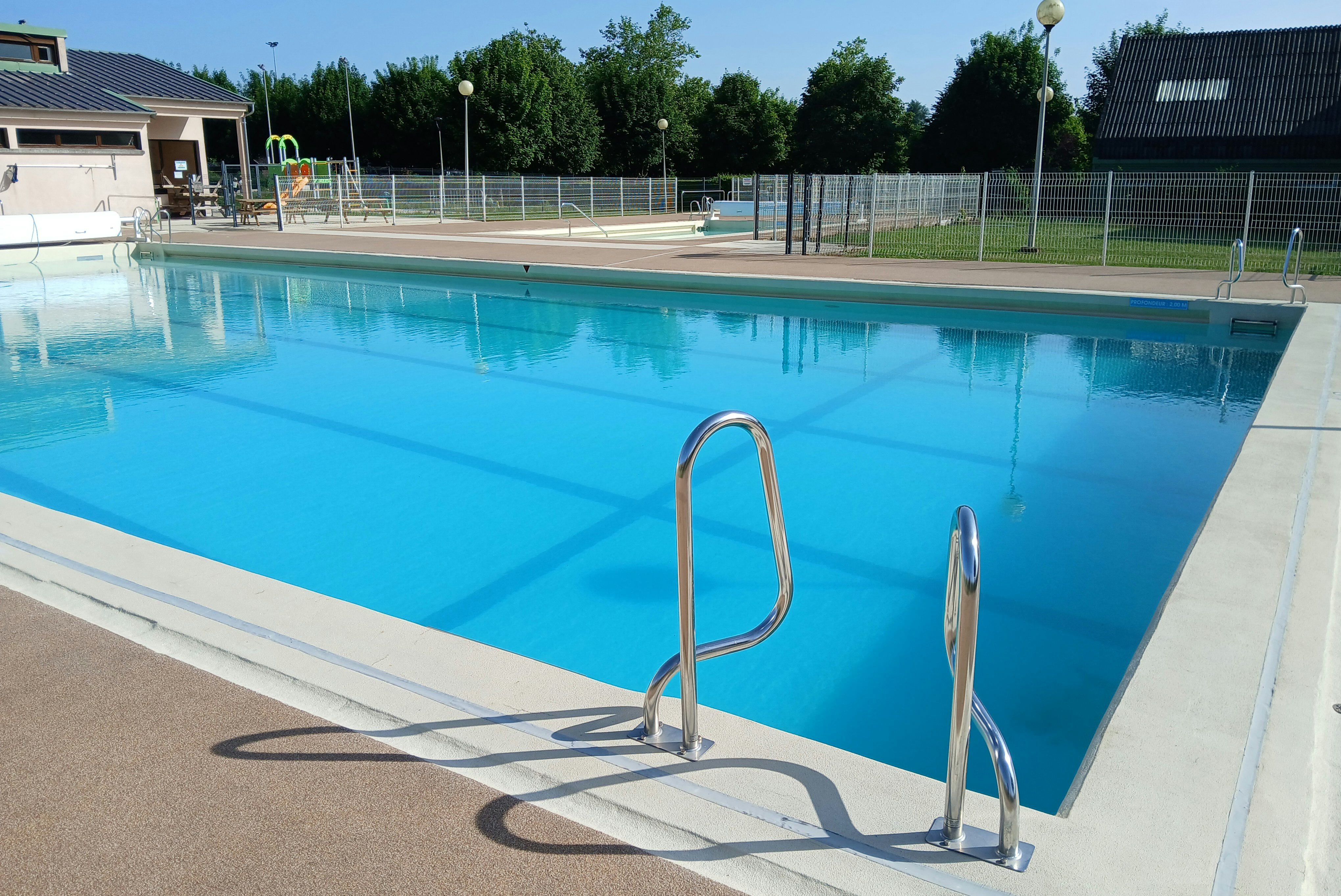 Camping L'Échappée Verte - Pool im Freien auf dem Campingplatz
