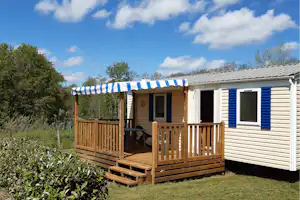 Camping L' Ecrin Nature - Mobilheim mit Veranda auf dem Campingplatz