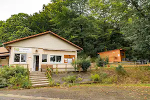 Camping L' Ecrin Nature - Außenansicht des Rezeptionsgebäudes