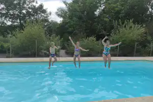 Camping L' Ecrin Nature - Outdoor-Pool auf dem Campingplatz