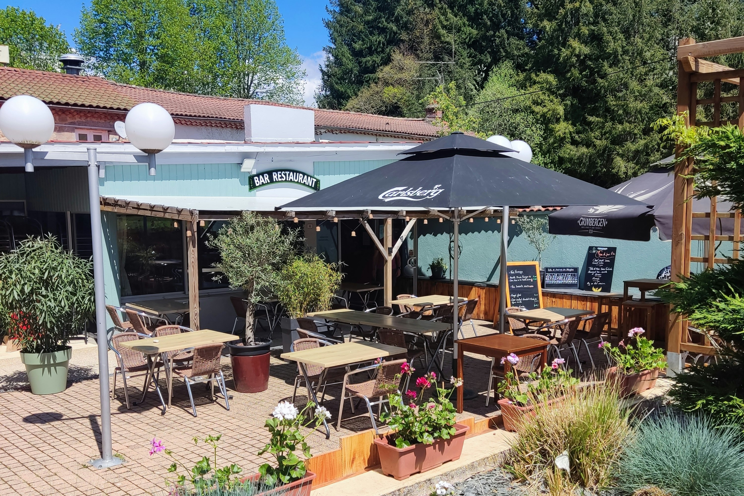 Camping l'Émeraude du Lac  - Restaurant mit Terrasse auf dem Campingplatz