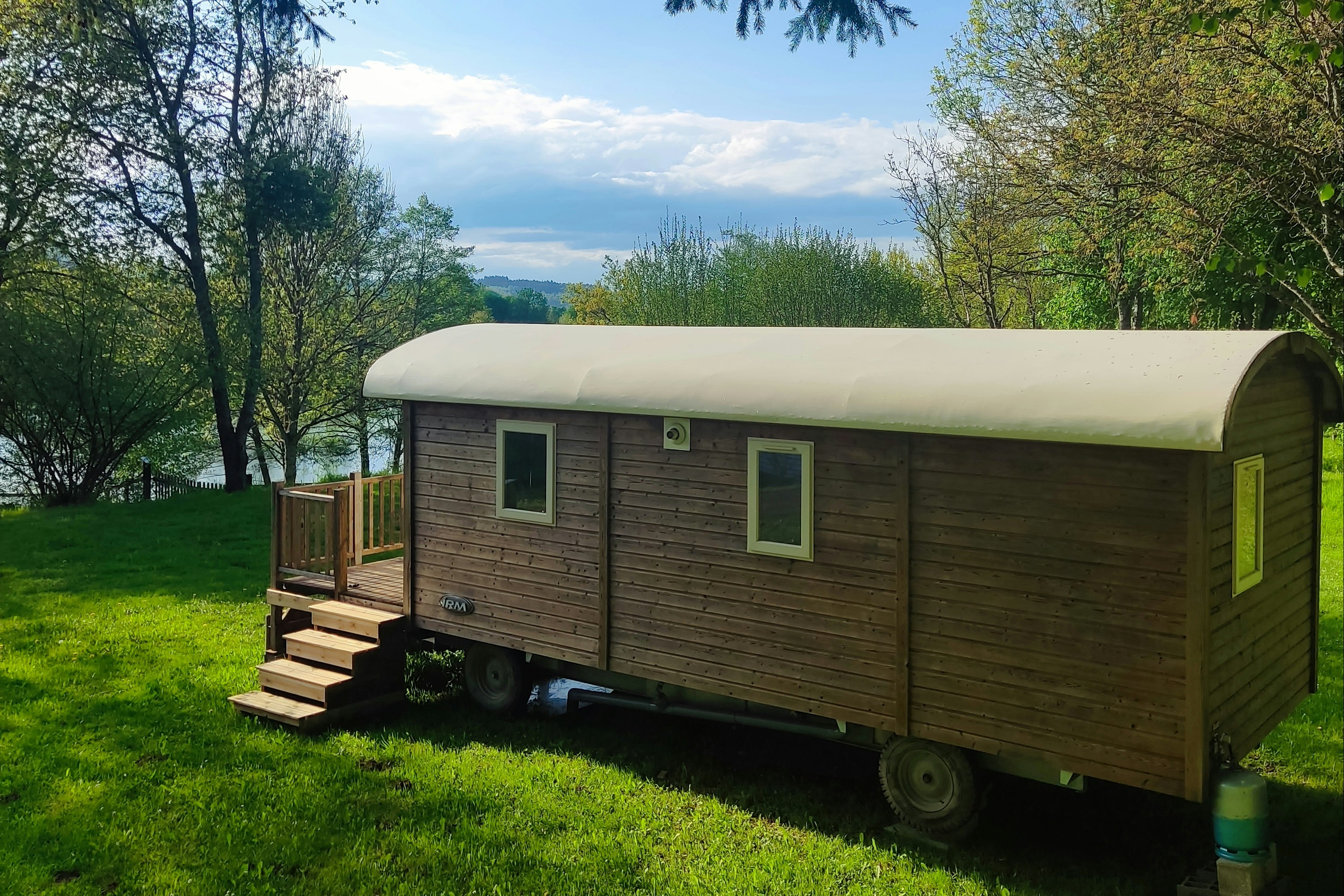 Camping l'Émeraude du Lac - Mobilheim auf der Wiese