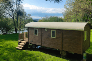 Camping l'Émeraude du Lac - Mobilheim auf der Wiese