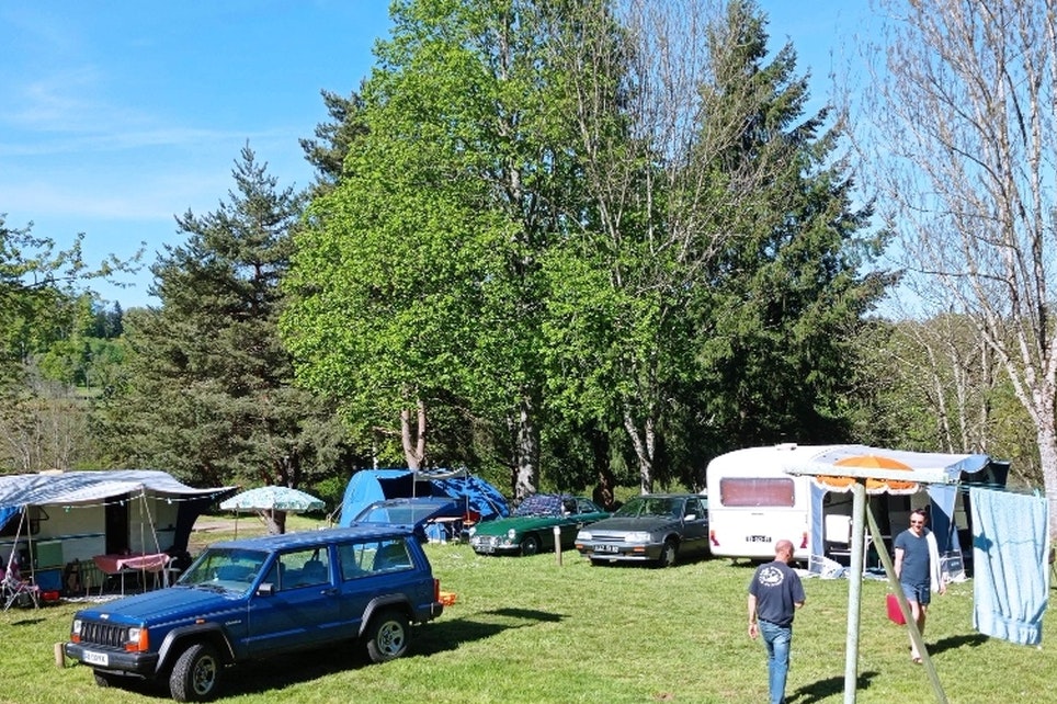 Camping l'Émeraude du Lac - Standplatzwiese auf dem Campingplatz