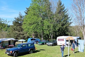 Camping l'Émeraude du Lac - Standplatzwiese auf dem Campingplatz