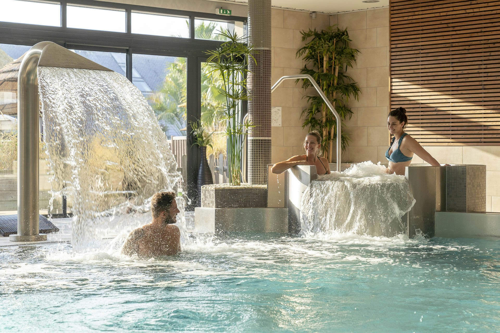 Camping Sandaya L'Escale Saint-Gilles  Camping L' Escale Saint-Gilles - Gäste im Pool des Wellnessbereichs