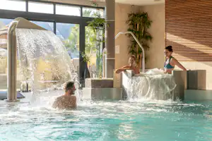 Camping Sandaya L'Escale Saint-Gilles Camping L' Escale Saint-Gilles - Gäste im Pool des Wellnessbereichs