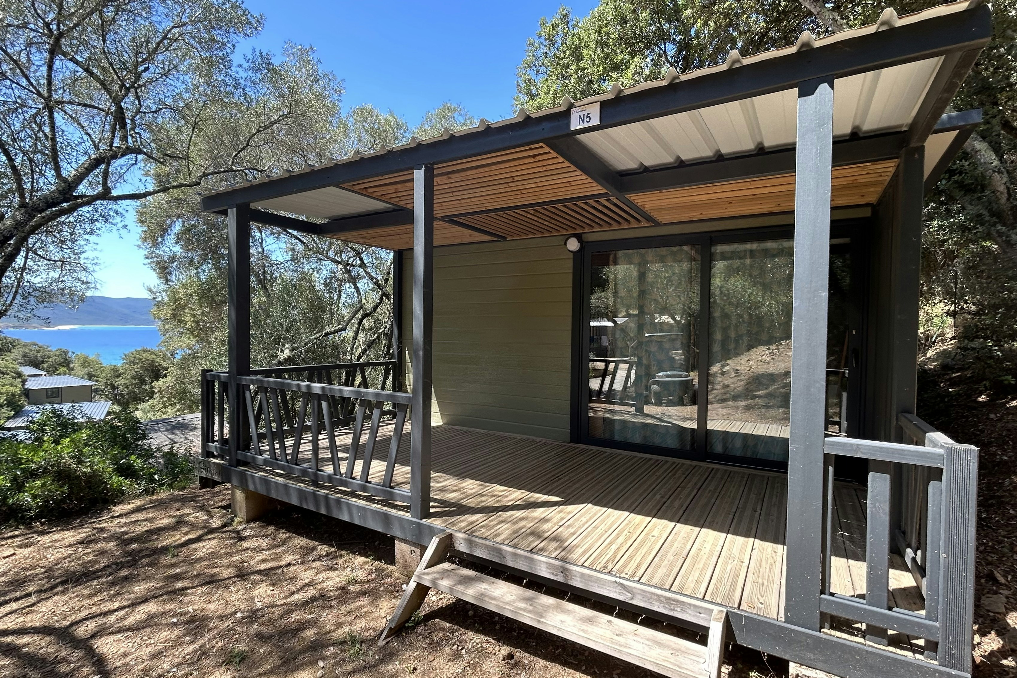 Camping L'Esplanade  - Mobilheim mit Terrasse auf dem Campingplatz